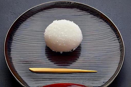 お盆にのせた和菓子(冬) お盆にのせた和菓子(冬)の写真