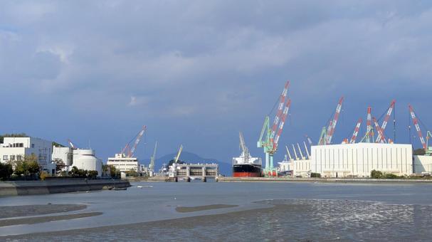干潮時の波止浜湾パノラマの写真