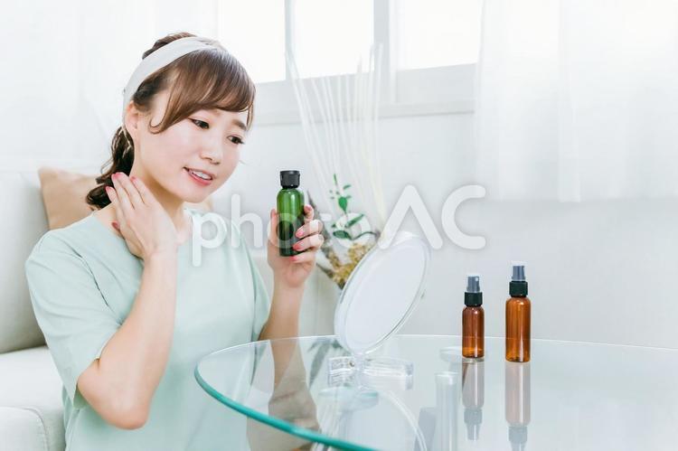 鏡を見ながらスキンケアする女性（首） ネックケア,首,スキンケアの写真素材