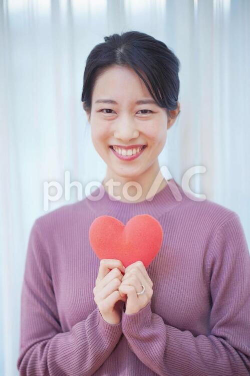 ハートを持つ女性 女性,日本人,ハートの写真素材