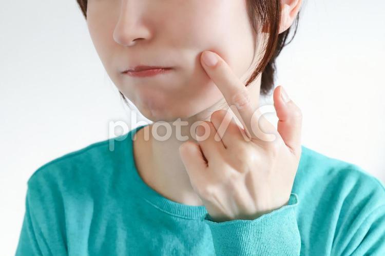 肌荒れを気にする女性　スキンケア 肌荒れ,女性,肌トラブルの写真素材