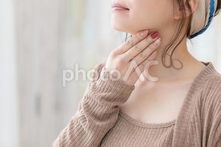 ルームウェアの女性 のど,扁桃腺,声帯の写真素材