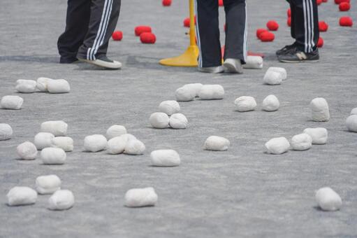 玉入れ競技のグラウンド 運動会,玉入れ,白い玉の写真素材