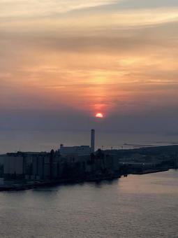 海辺の工場地帯と夕日 海辺の工場地帯と夕日の写真