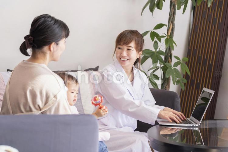 医者と親子 医者,赤ちゃん,乳幼児健診の写真素材