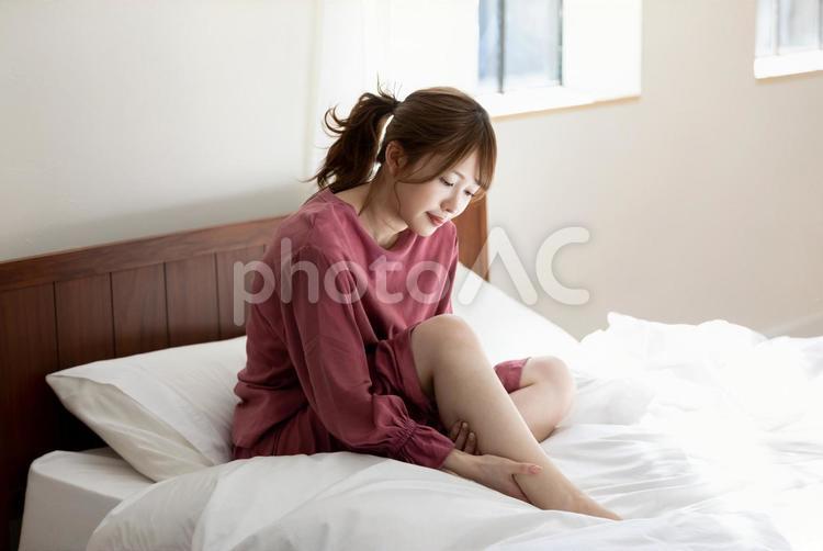 足のマッサージをする女性 女性,人物,ベッドの写真素材
