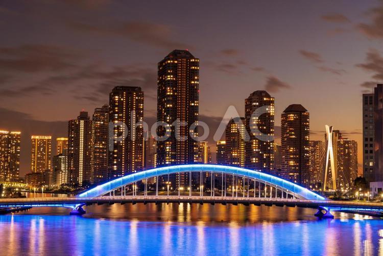 隅田川夕暮れ時の永代橋ライトアップ 夜景,ライトアップ,タワーマンションの写真素材