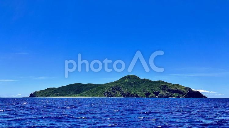 高速船から見える沖縄県慶良間諸島の島々 黒島,儀志布島,前島の写真素材