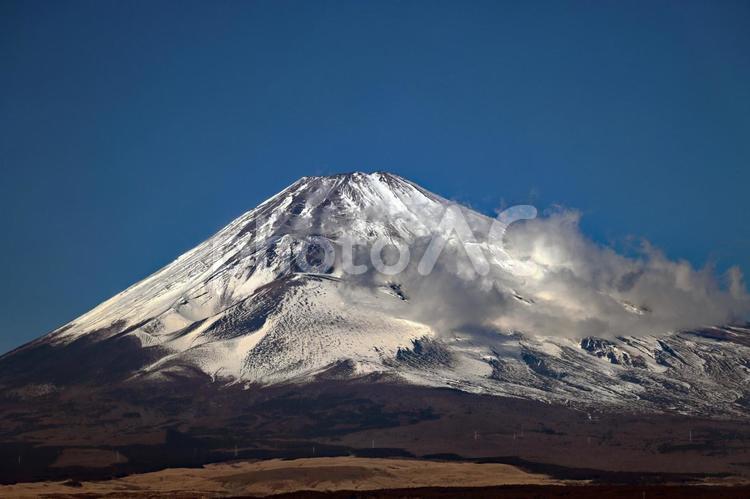 雪を被った雄々しい富士山と湧き上がる雲 富士山,冠雪,青空の写真素材