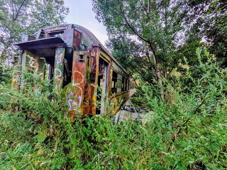 川の上の廃墟列車 列車,廃墟,残骸の写真素材