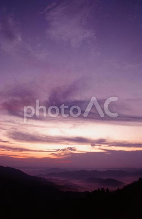 山の上から見る夜明けの風景 日の出,夜明け,朝焼けの写真素材