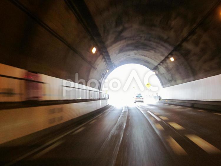 トンネルを抜けるときのホワイトホール現象 ホワイトホール現象,トンネル,スピードの写真素材