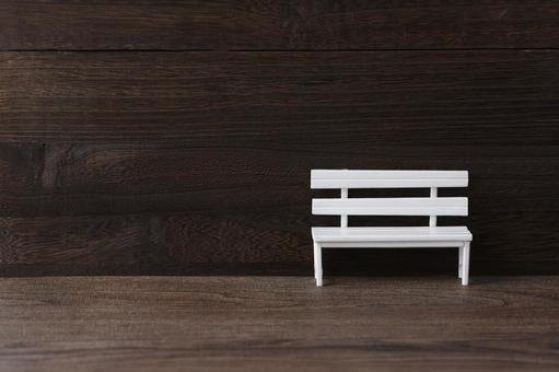 板壁 白ベンチ ミニチュア 板壁 白ベンチ ミニチュア 白ベンチ,トイ,ミニチュアの写真素材