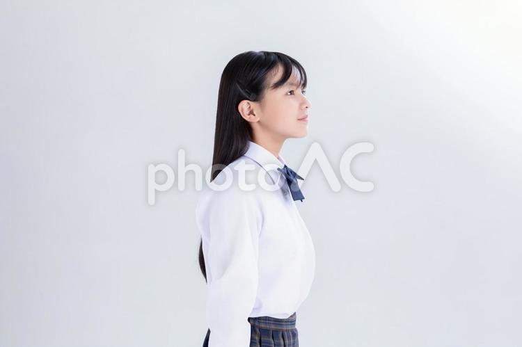 まっすぐ前を見る小学生 制服,白背景,カメラ目線の写真素材