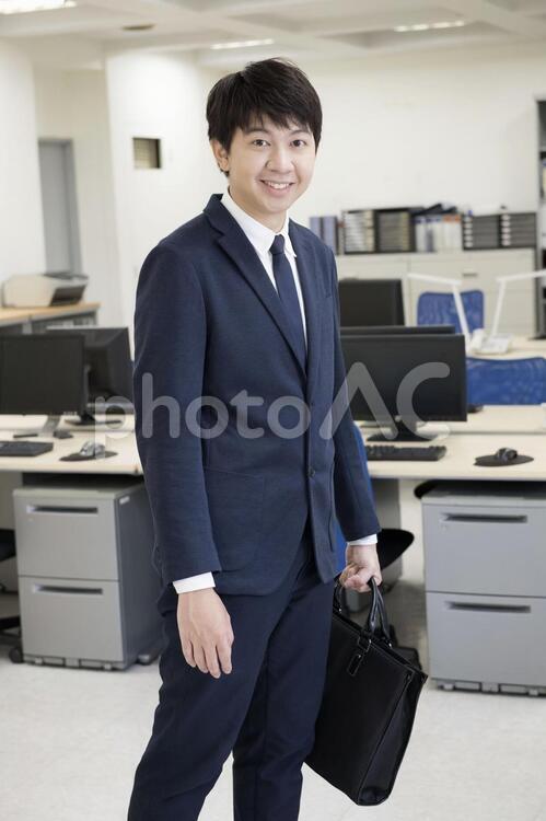 オフィスの男性 オフィス,男性,カメラ目線の写真素材