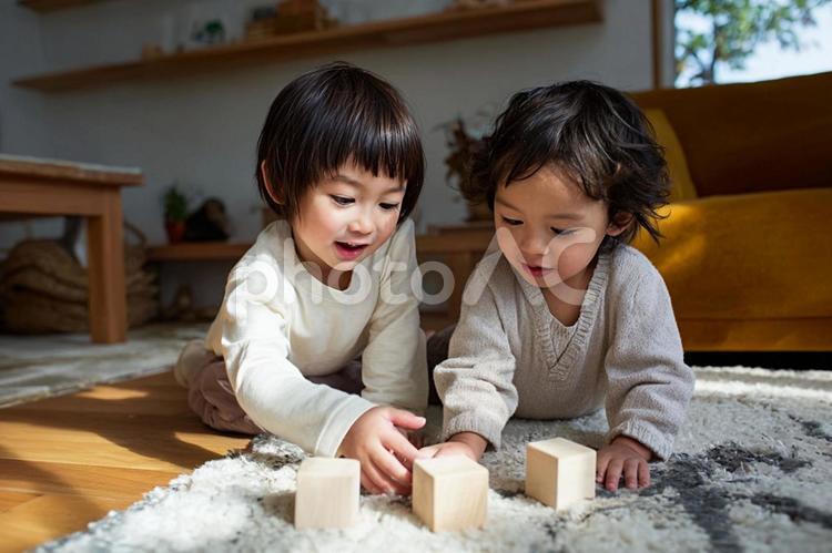 仲良く積み木で遊ぶ二人の子供 子供,男の子,女の子の写真素材