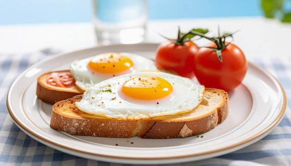 パンと目玉焼きの朝食の写真