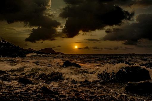 <素材>秋の海に沈む夕日と海の波しぶき <素材>秋の海に沈む夕日と海の波しぶき 海,サンセット,夜明けの写真素材