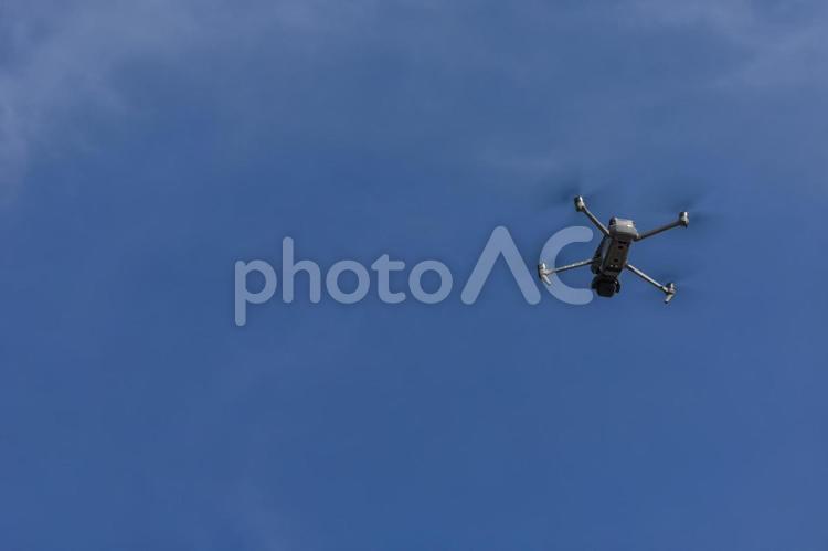 青空の下を飛行するドローンの背景 ドローン,空,航空機の写真素材