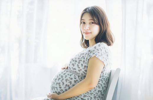 優しい表情の妊婦のポートレートの写真