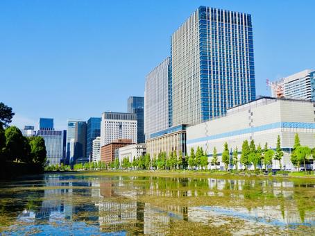 皇居日比谷濠と大丸有のビル街2 丸の内二重橋ビル,東京會舘,東京商工会議所の写真素材