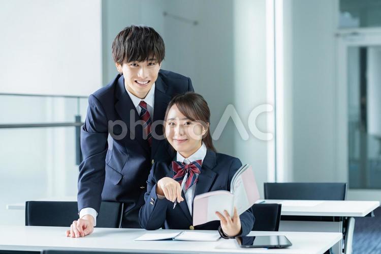 教室で自習する学生 高校生,笑顔,学生の写真素材