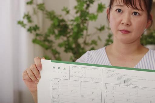 離婚届を提示する女性の真剣な表情 離婚届を提示する女性の真剣な表情 離婚,離婚届,書類の写真素材