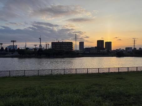 夕暮れに染まる街 夕暮れに染まる街 川,河川,夕景の写真素材
