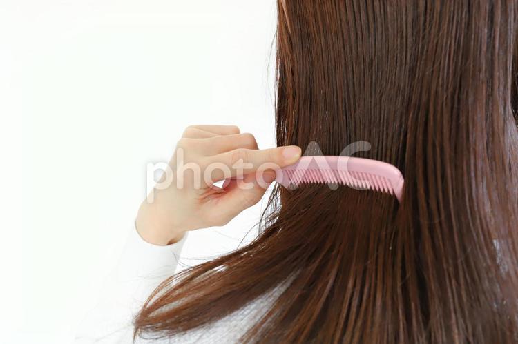 コームで髪の毛をとかす女性 コーム,ヘアケア,ロングヘアの写真素材