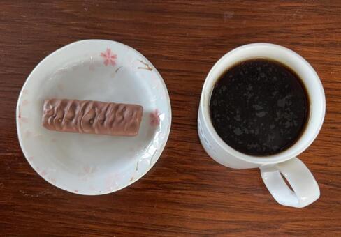 珈琲とクッキー＆クリームチョコレートバー コーヒータイム,コーヒーブレイク,コーヒーの写真素材