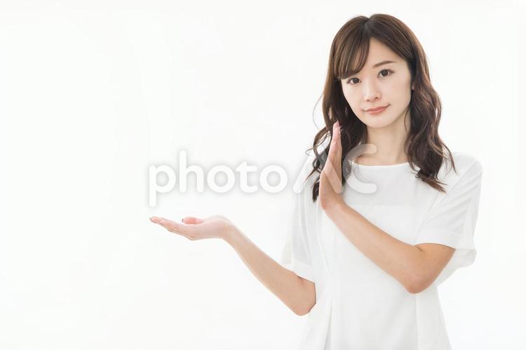 若い女性　指差し　手のひら 女性,人物,指差しの写真素材