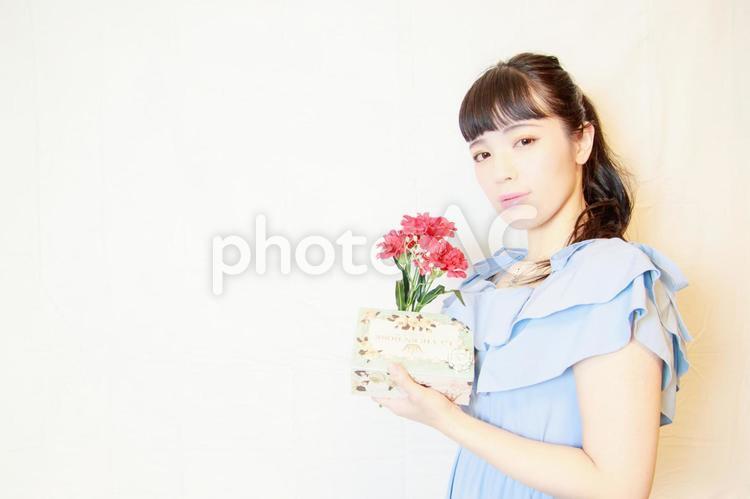 母の日を祝う水色ワンピースの女性 女性,母の日,美人の写真素材