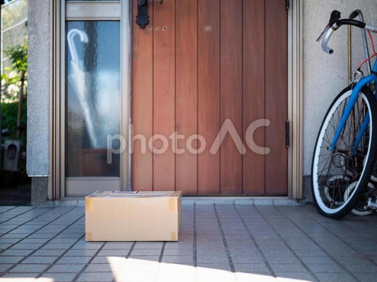 置き配の配達完了された段ボール 置き配,宅急便,郵便の写真素材