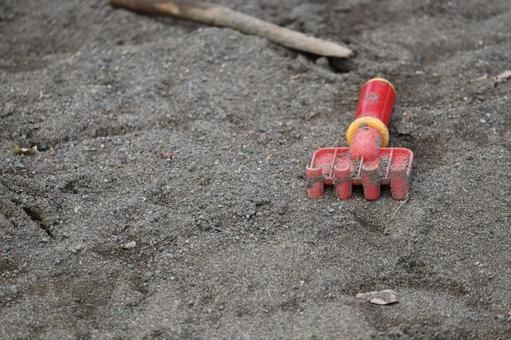 砂場に放置された熊手 公園,砂場,熊手の写真素材