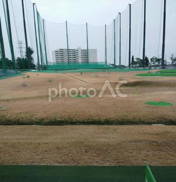 【ゴルフ】雨天のゴルフ練習場 ゴルフ,golf,打ちっ放しの写真素材