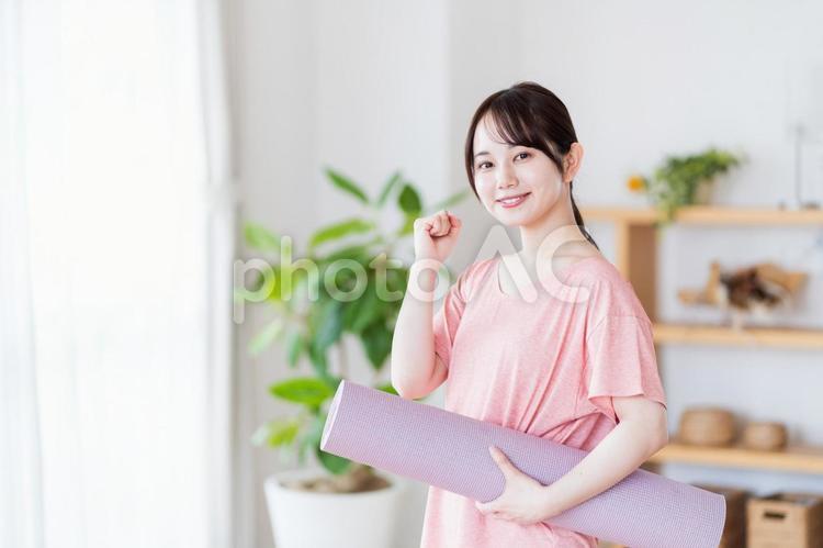 ガッツポーズのヨガインストラクターの女性 女性,フィットネス,エクササイズの写真素材