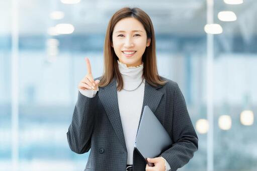 パソコンを持つ女性・ビジネスウーマン 女性,パソコン,笑顔の写真素材