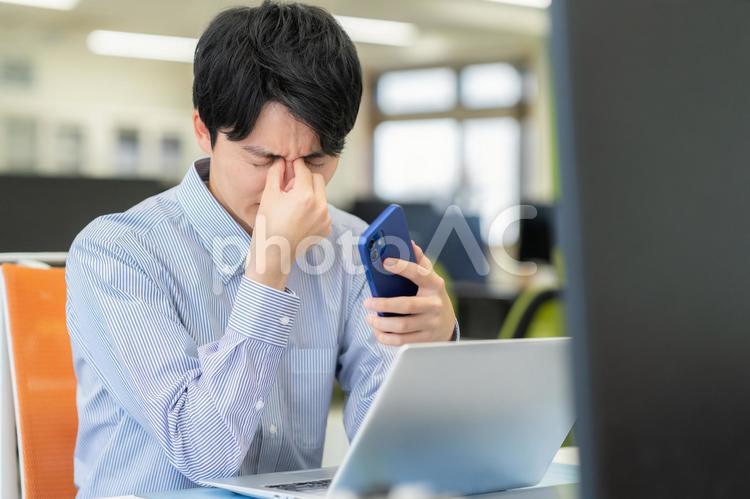 オフィスで働く男性エンジニア ビジネス,エンジニア,新入社員の写真素材