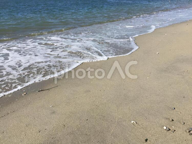 砂浜に白い波模様 砂浜,白い波,春先の写真素材