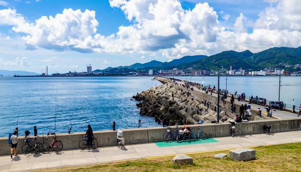 海峡と自転車と釣り人達 海峡と自転車と釣り人達の写真