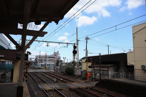 閑静な住宅街にある駅 閑静な住宅街にある駅 住宅街,静か,鉄道の写真素材
