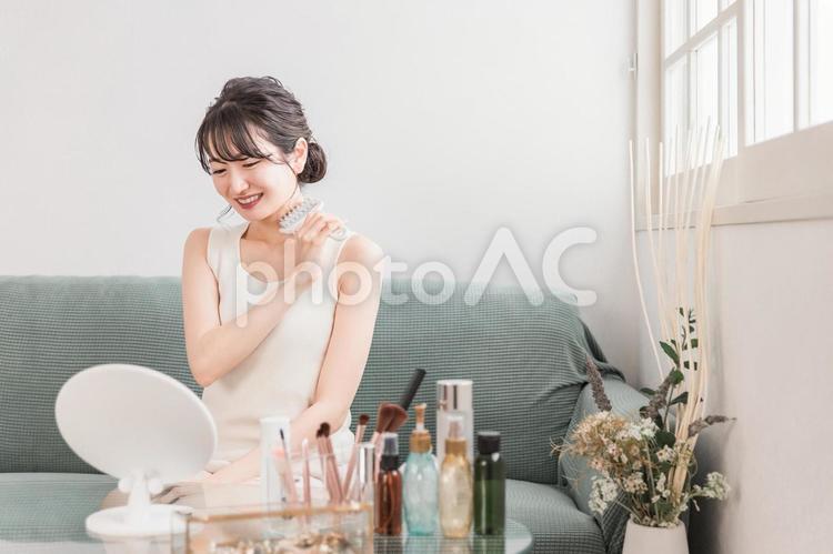 首にマッサージローラーを使うアジア人女性 マッサージ,首,マッサージローラーの写真素材