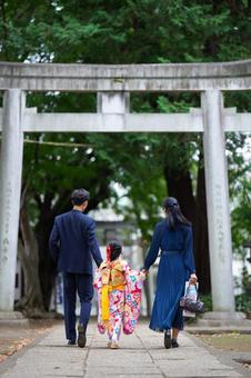 神社へ向かう晴れ着の女の子と家族 神社へ向かう晴れ着の女の子と家族 七五三,お参り,七五三参りの写真素材