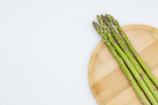 新鮮なアスパラガスと木製プレート アスパラガス,野菜,食材の写真素材