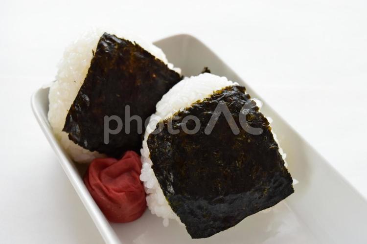 おむすび・おにぎり（暗め） おむすび,お結び,おにぎりの写真素材