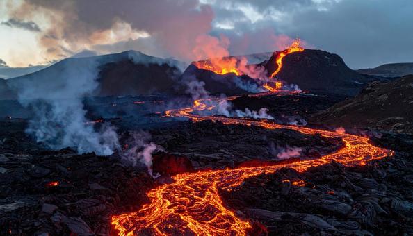 山肌を走る赤熱のマグマ流 山肌を走る赤熱のマグマ流の写真