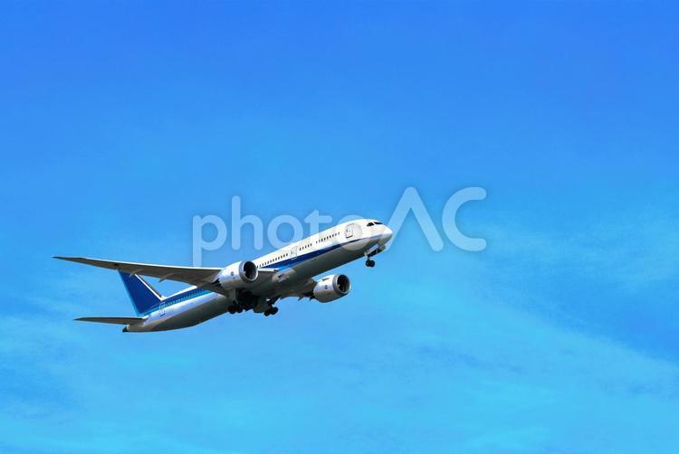 車輪を収納しながら飛ぶ離陸直後の旅客機 旅客機,飛行機,航空機の写真素材