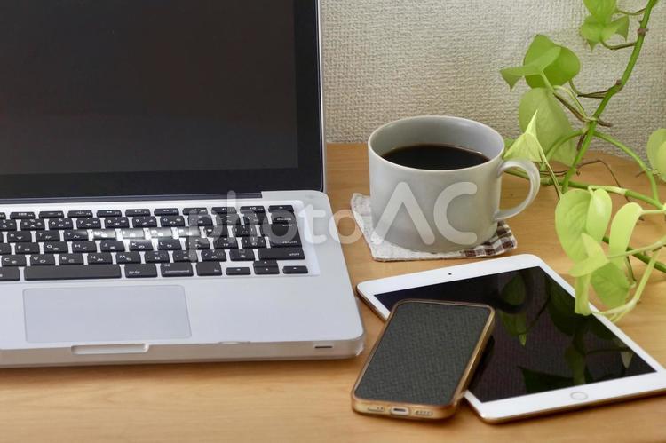 パソコンとスマホとタブレットとコーヒー ノートパソコン,パソコン,pcの写真素材