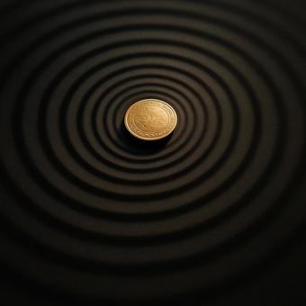 価値の中心(波紋に囲まれた金貨) 価値の中心(波紋に囲まれた金貨)の写真