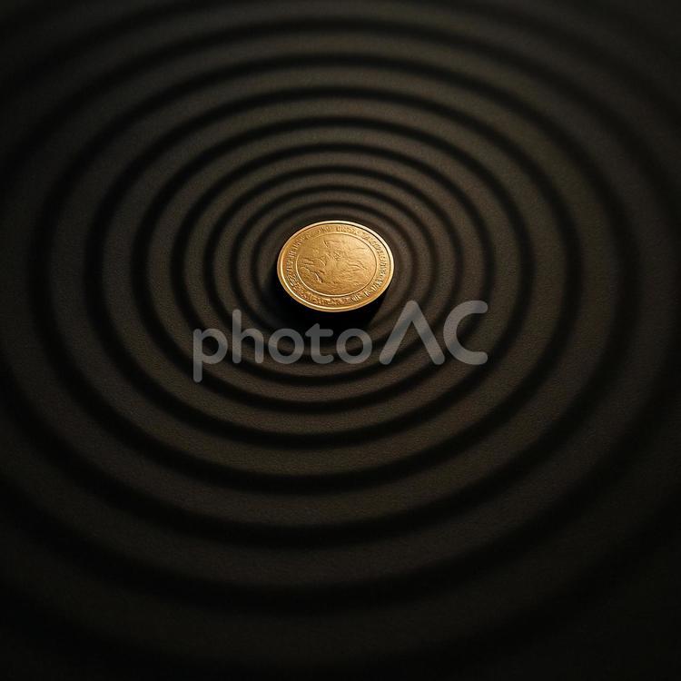 価値の中心（波紋に囲まれた金貨） 金貨,硬貨,コインの写真素材